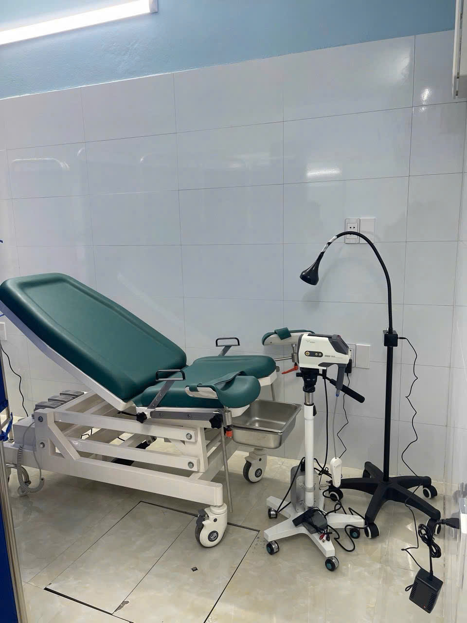 Bàn khám sản phụ khoa điều chỉnh điện